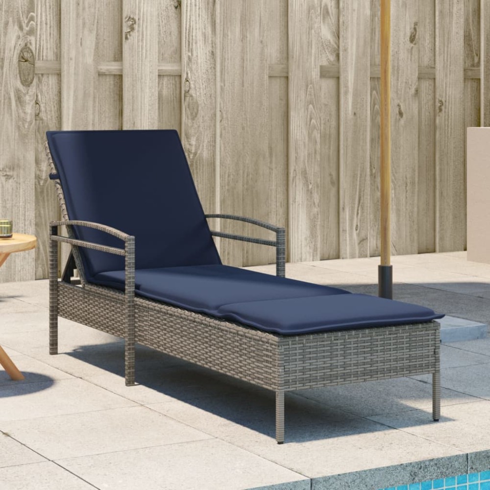 vidaXL Ξαπλώστρα με Μαξιλάρι Γκρι 63x200x81cm από Συνθετικό Ρατάν (μόνο για τις ΗΠΑ) 1 τεμ. vidaXL Ξαπλώστρα με Μαξιλάρι Γκρι 63x200x81cm από Συνθετικό Ρατάν (μόνο για τις ΗΠΑ) 1 τεμ.